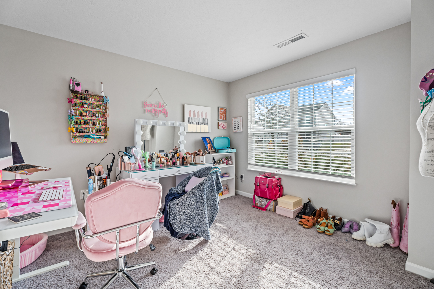Bedroom / Study or Aspiring Influencer Studio!? Bedroom / Study or Aspiring Influencer Studio!?