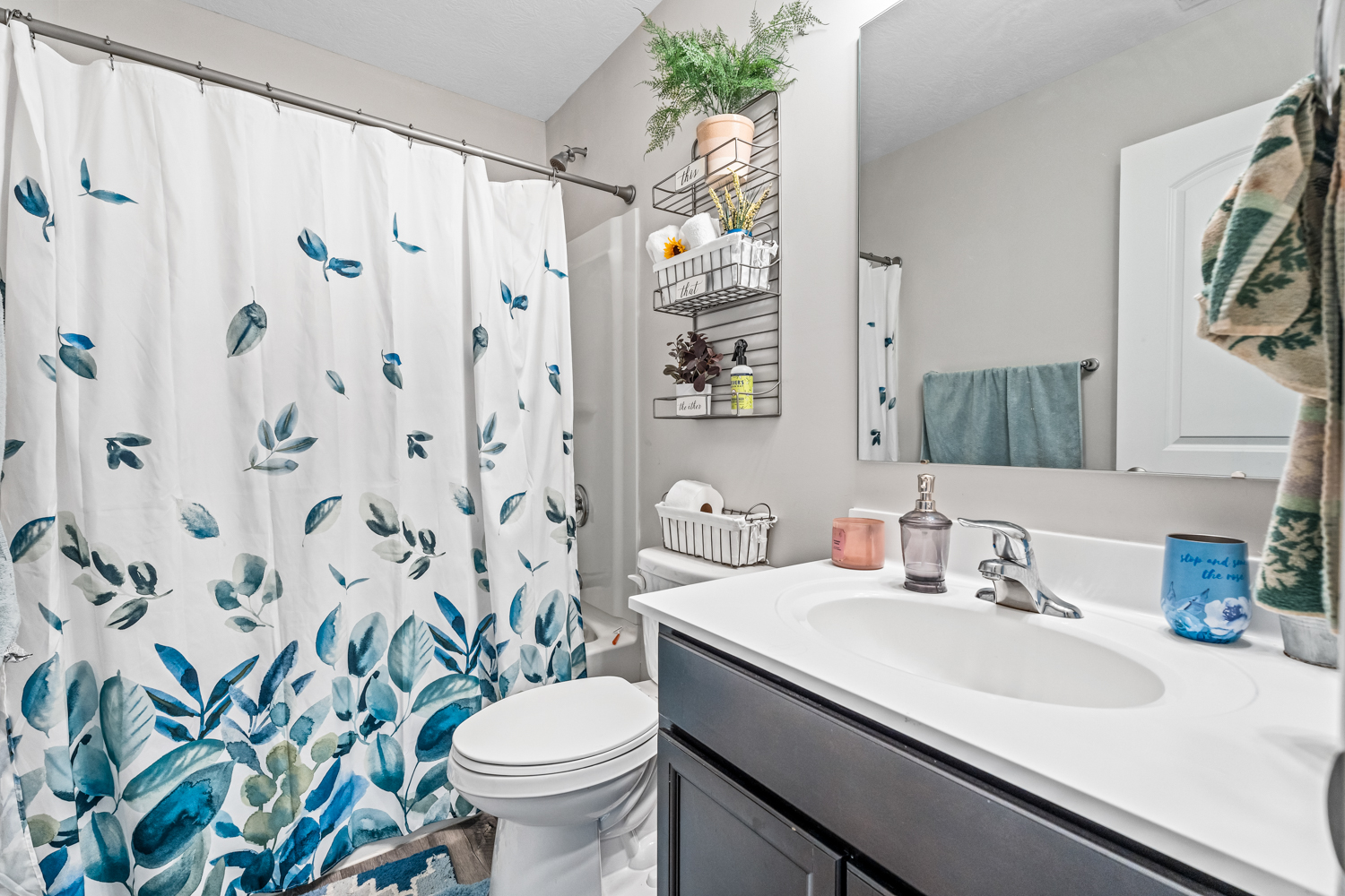 Second Full Bath with Tub/Shower Combo Second Full Bath with Tub/Shower Combo