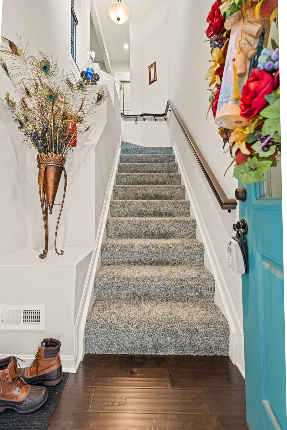 Main Entr y / Stairs Main Entr y / Stairs