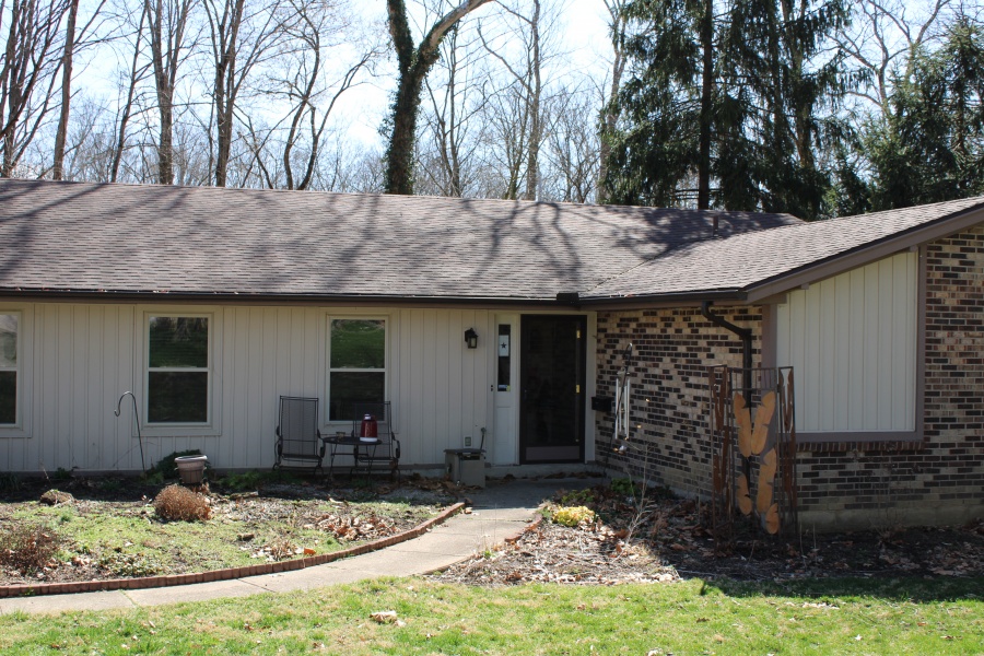 Brick / Vinyl home on wooded lot in Washington Township